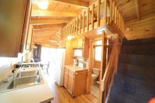 Lake George Escape 28 Ft. Cabin 10