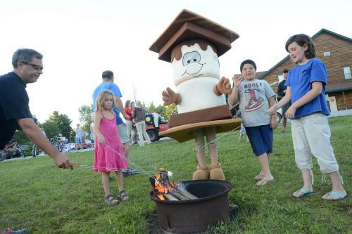 Lake George Escape 28 Ft. Cabin 10