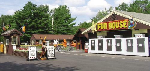 Lake George Escape 28 Ft. Cabin 10