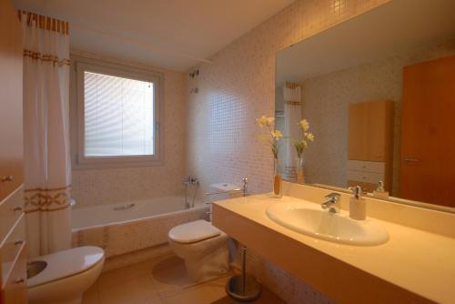 Lets Holidays Cozy Pool Apartment