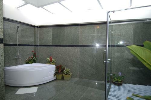 Hotel Madame Cuc Saigon Emerald Resort