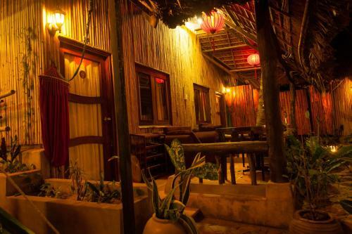 Hotel Joe's Cafe & Garden Resort
