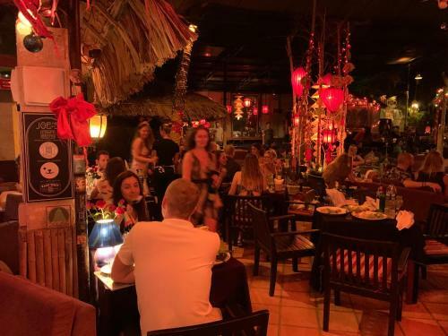 Hotel Joe's Cafe & Garden Resort
