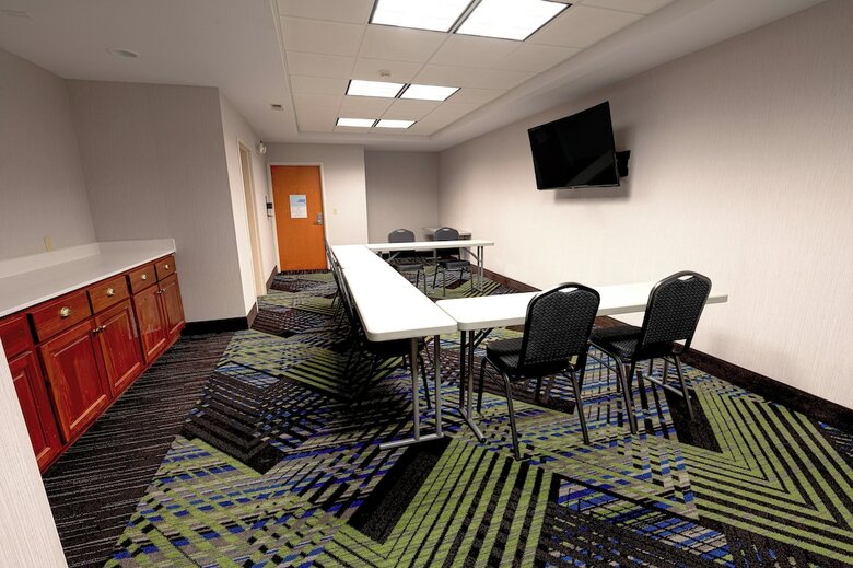Holiday Inn Express Hotel & Suites East Lansing
