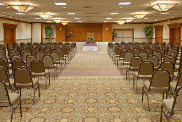 Holiday Inn Hotel & Suites Des