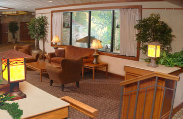 Holiday Inn Hotel & Suites Des