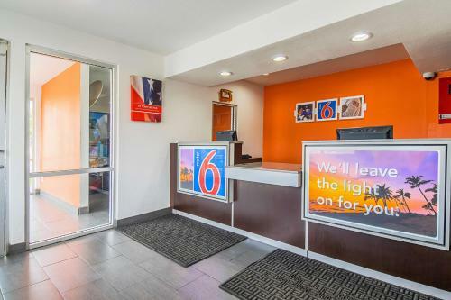 Hotel Motel 6 Bakersfield Airport