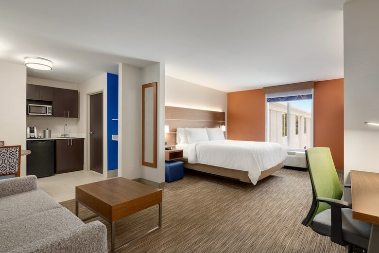 Holiday Inn Express Hotel & Suites Auburn