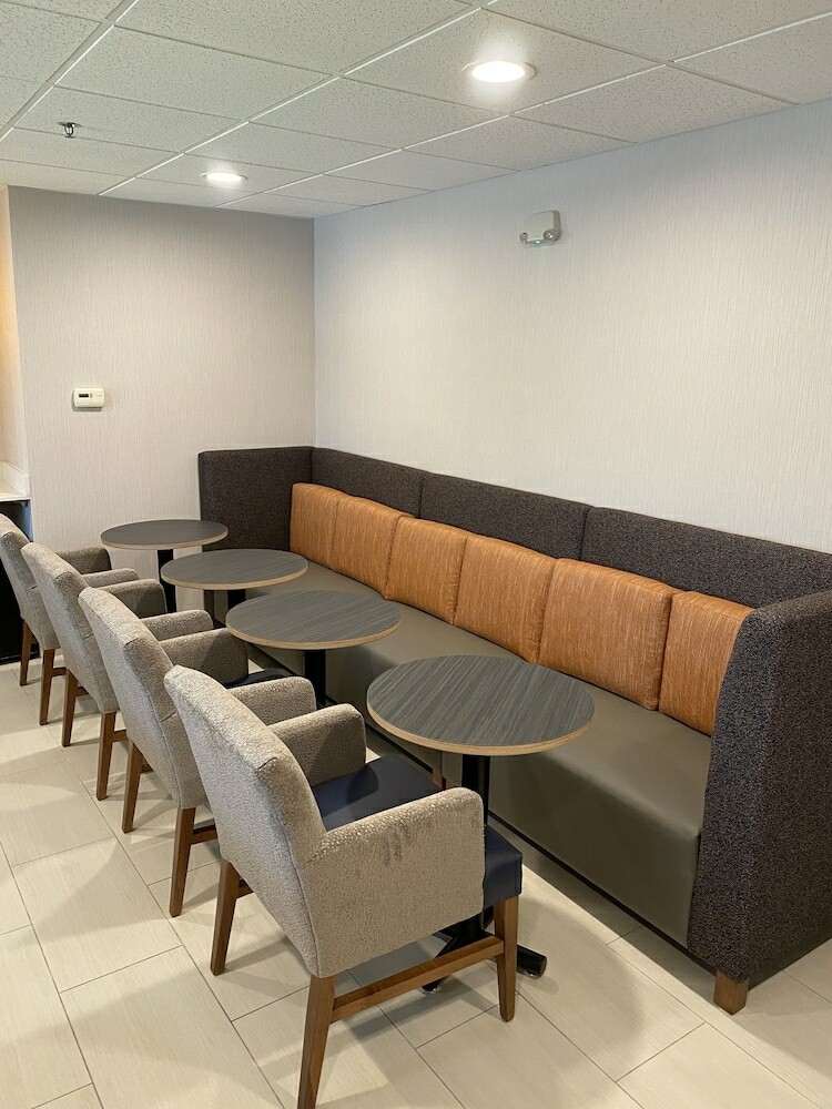 Holiday Inn Express Hotel & Suites Auburn