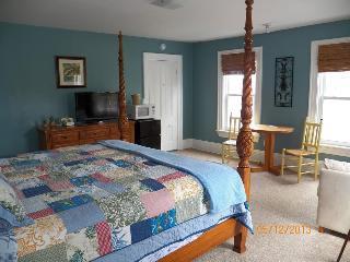Hotel Coast Village Inn & Cottages