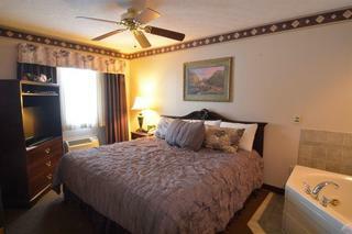 Hotel Hearthstone Inn & Suites