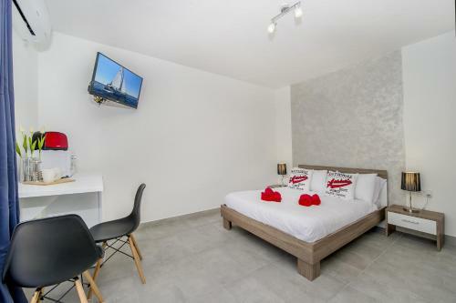 Studio Apartments, Theoria Travel