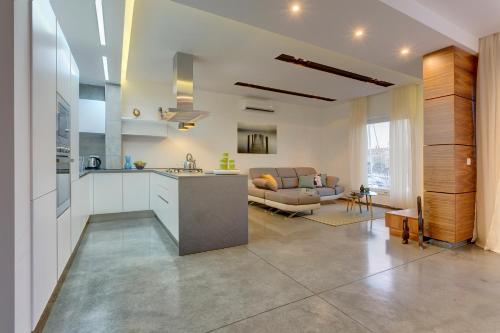 Luxury 3br Apartment With Marina Views