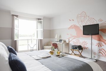Dolce Chantilly Hotel