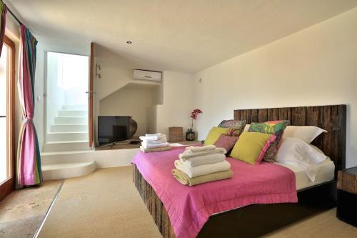 Cala Llonga Villa Sleeps 10 Pool Air Con Wifi