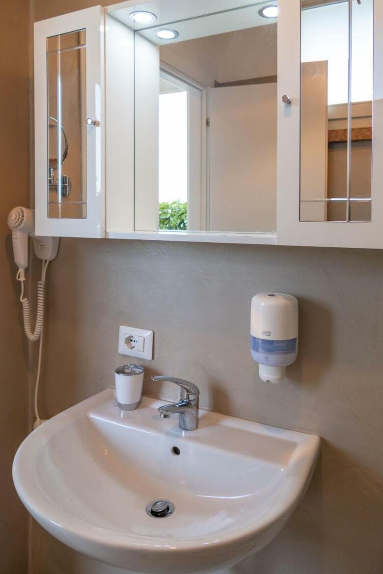 Hotel Oscar Village And Suites