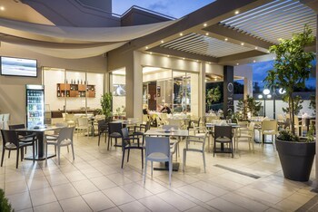 Hotel Oscar Village And Suites