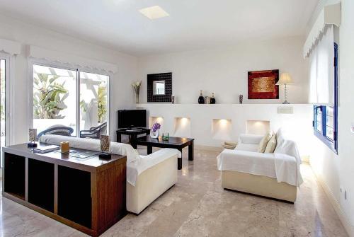 Corralejo Villa Sleeps 6 Air Con Wifi