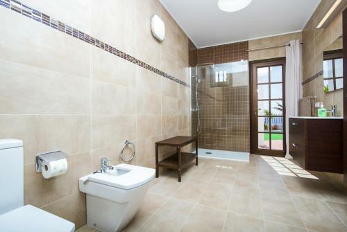 Costa Teguise Villa Sleeps 8 Pool Air Con Wifi