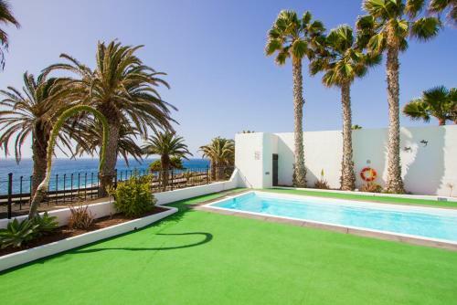 Costa Teguise Villa Sleeps 8 Pool Air Con Wifi