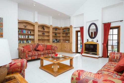 Costa Teguise Villa Sleeps 8 Pool Air Con Wifi