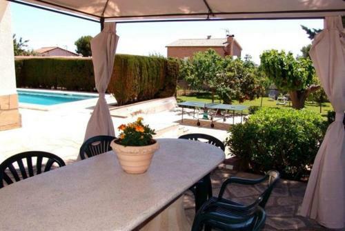 Cubelles Villa Sleeps 10 Pool