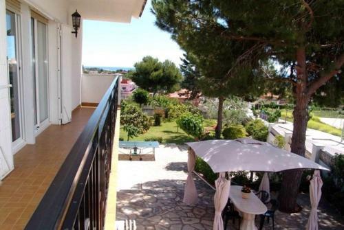 Cubelles Villa Sleeps 10 Pool
