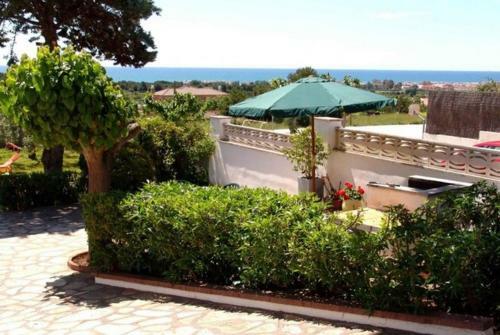 Cubelles Villa Sleeps 10 Pool