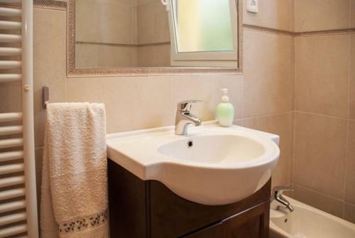 Cubelles Villa Sleeps 8 Pool Wifi