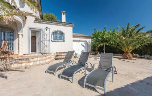 Three-bedroom Holiday Home In L'ametlla De Mar