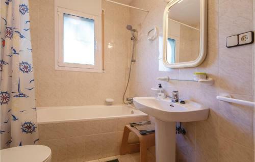 Three-bedroom Holiday Home In L'ametlla De Mar