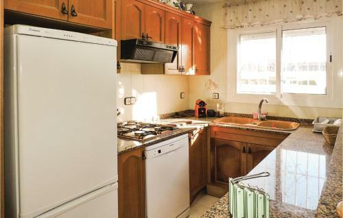 Three-bedroom Holiday Home In L'ametlla De Mar