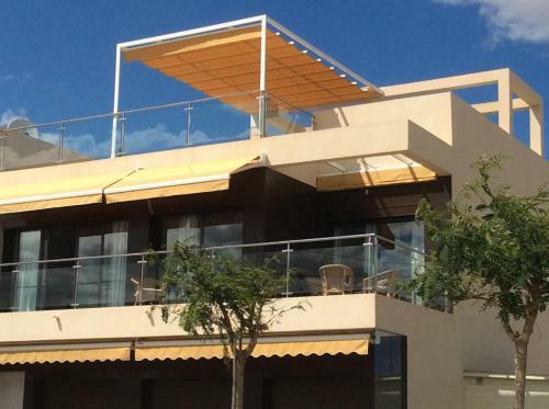 Top Floor Apartment By The Sea
