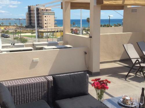 Top Floor Apartment By The Sea