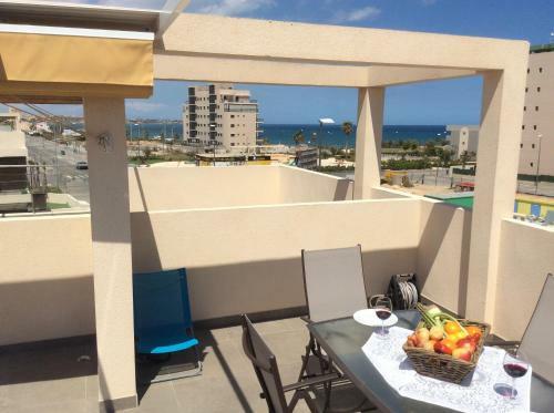 Top Floor Apartment By The Sea