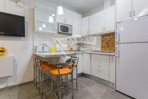 Central Apartment Near Beach And Port