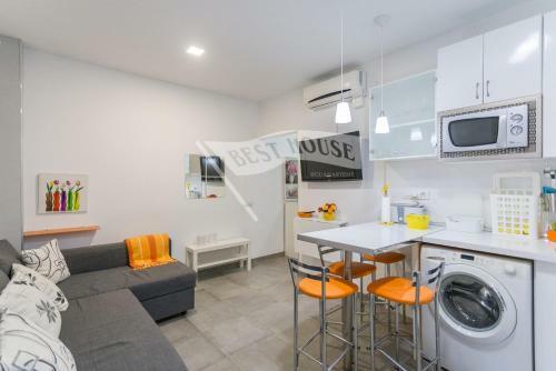 Central Apartment Near Beach And Port