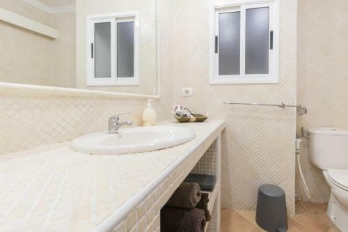 Central Square Apartment "with Sea Views"