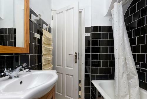 Three-bedroom Apartment With Terrace Lion