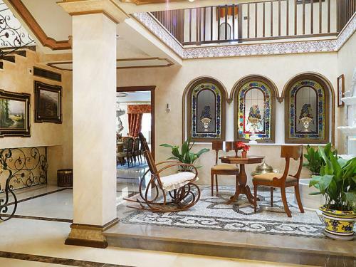 Villa With Pool Near The Beach