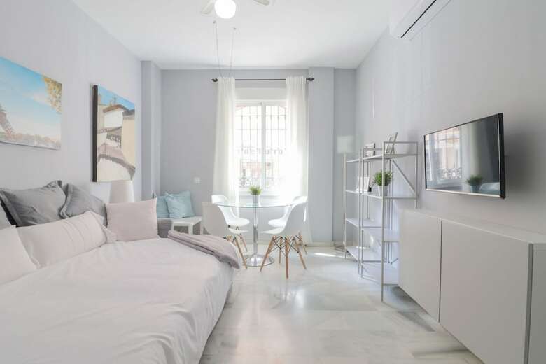 Bright And Quiet Apartment By Town