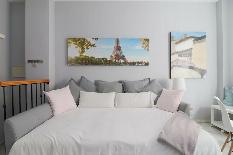 Bright And Quiet Apartment By Town