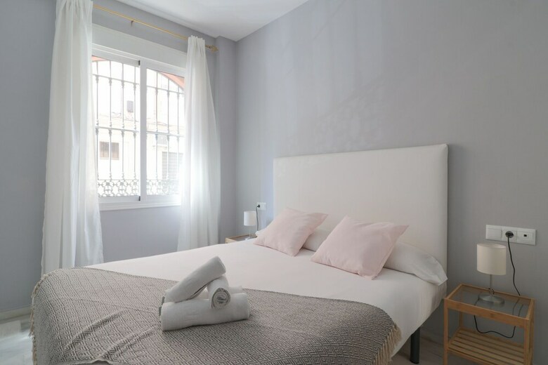 Bright And Quiet Apartment By Town