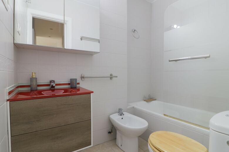 Bright And Quiet Apartment By Town