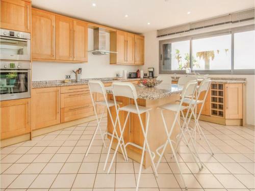 Six-bedroom Holiday Home In Manilva