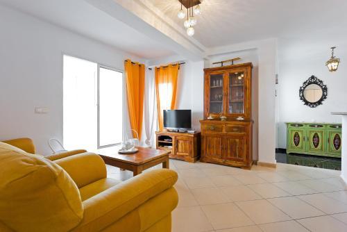 Stylish Apartment Over Balcon De Europa