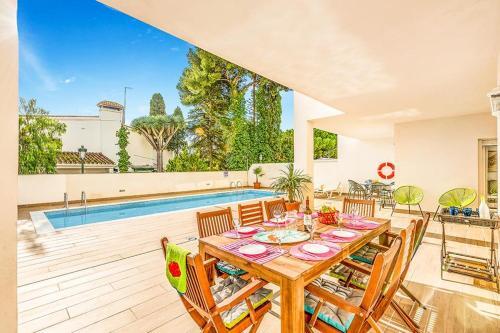 Nerja Villa Sleeps 14 Pool Air Con Wifi