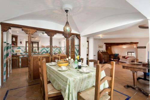 Orgiva Villa Sleeps 9 Air Con