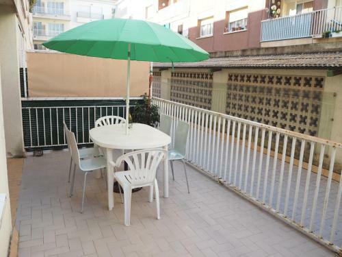 Apartamento Con Terraza En Pineda De Mar.