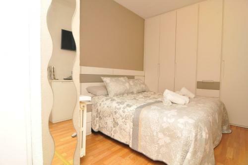 Villa Homeholidaysrentals Navy Blue